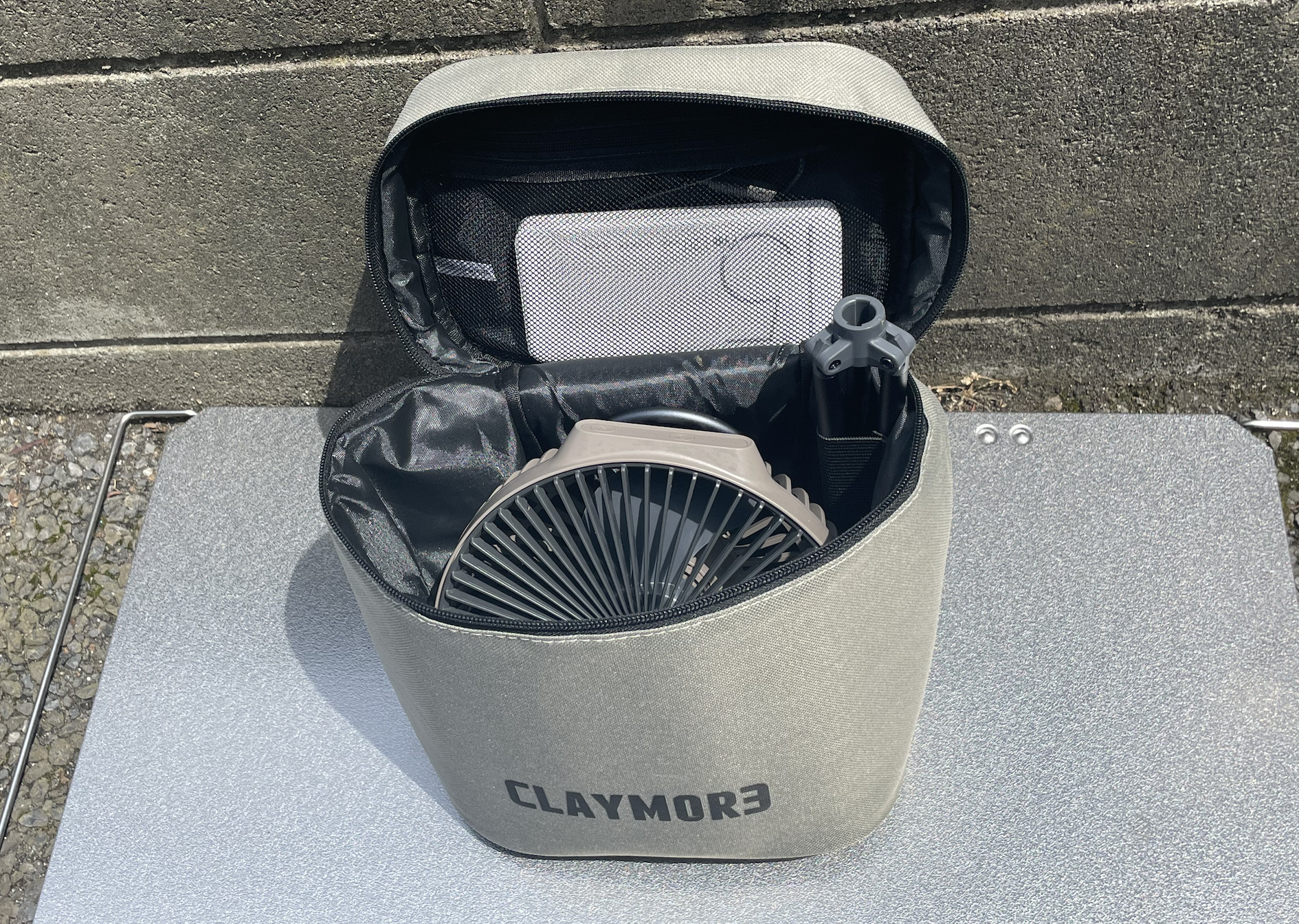 CLAYMORE FAN V600+蓋の部分には充電ケーブルやモバイルバッテリーなどが入れられる、チャック付きのメッシュポケットもあります。