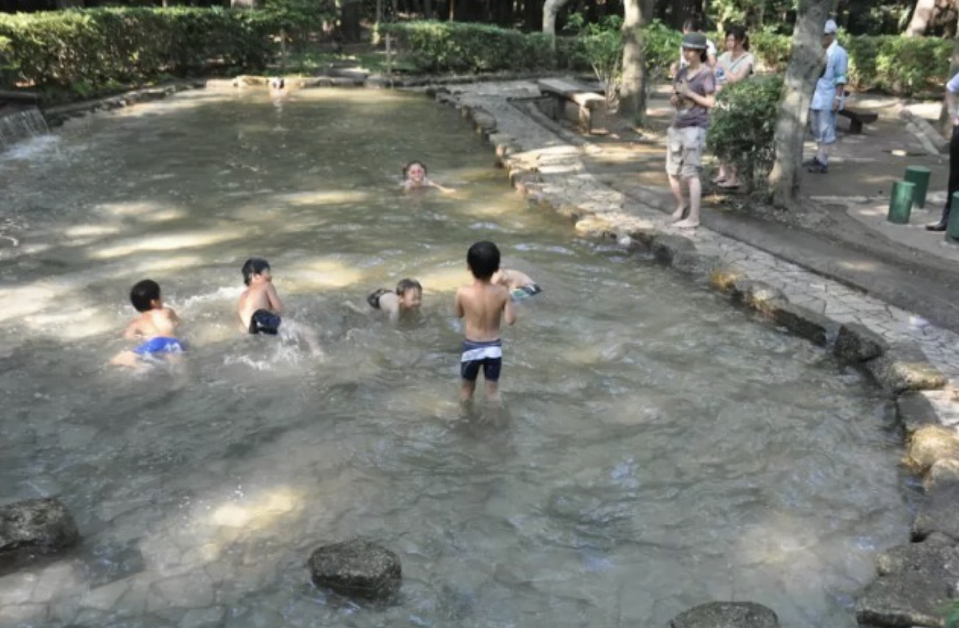 夏（令和5年は7/19〜8/31）には水遊びができる、じゃぶじゃぶ池も無料で営業しています。
