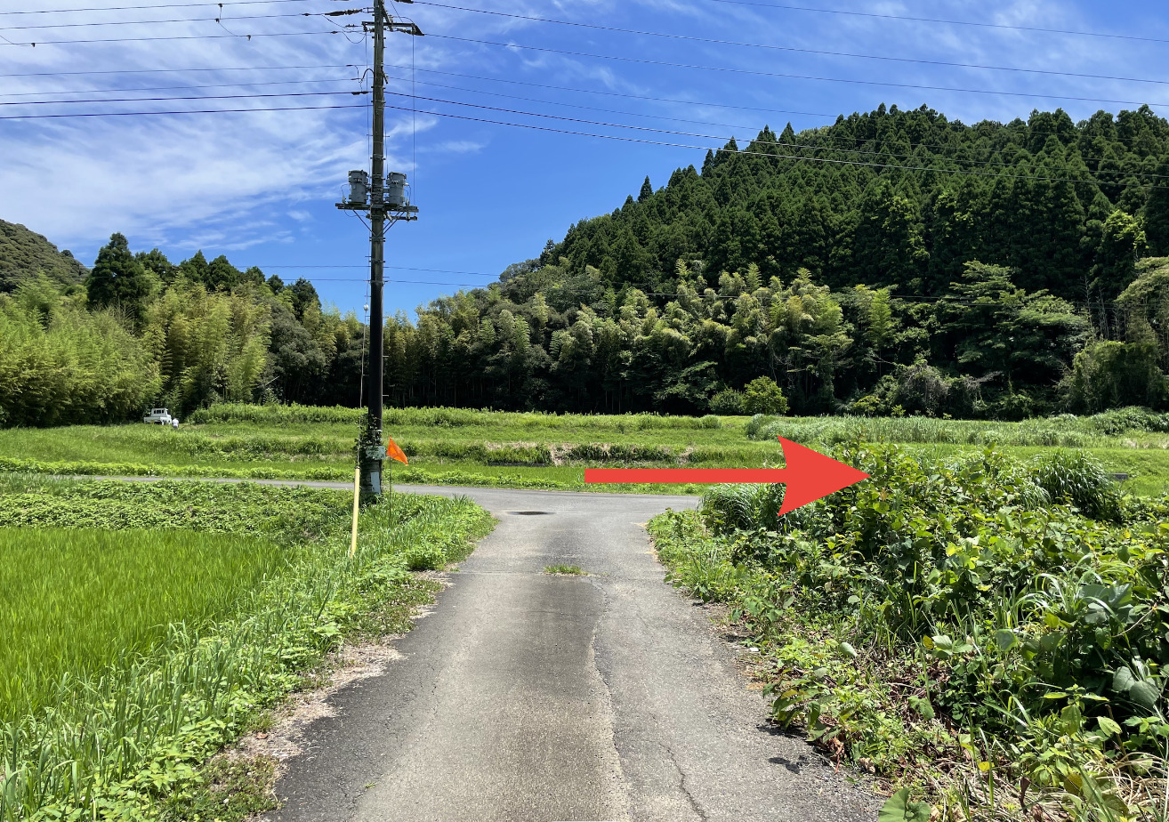 グリーンファームおおたき戸田オートキャンプ場に向かう道の突き当たりを右に曲がります