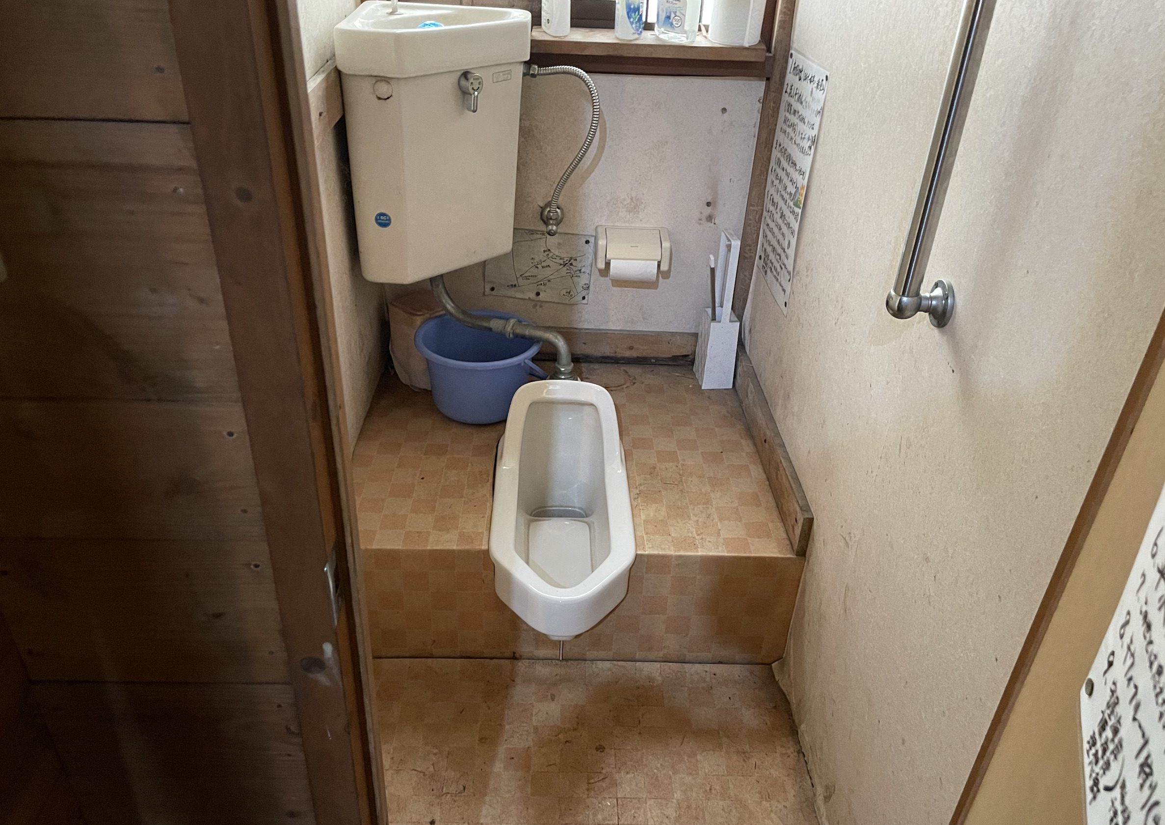 グリーンファームおおたき戸田オートキャンプ場の管理棟内の和式トイレ