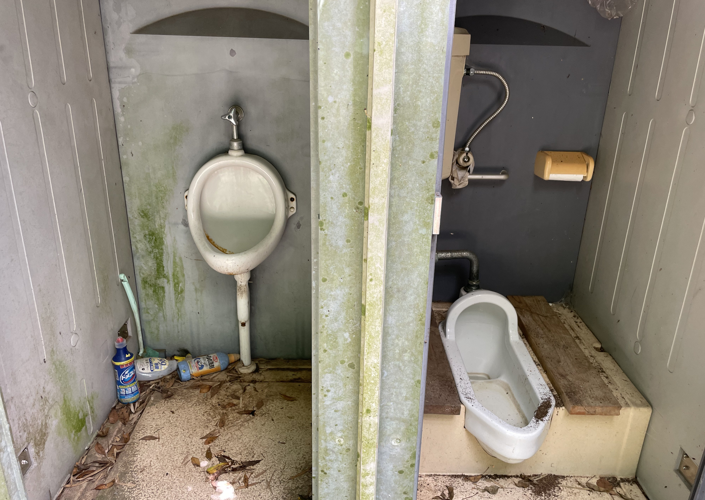 グリーンファームおおたき戸田オートキャンプ場の管理棟街の和式トイレ