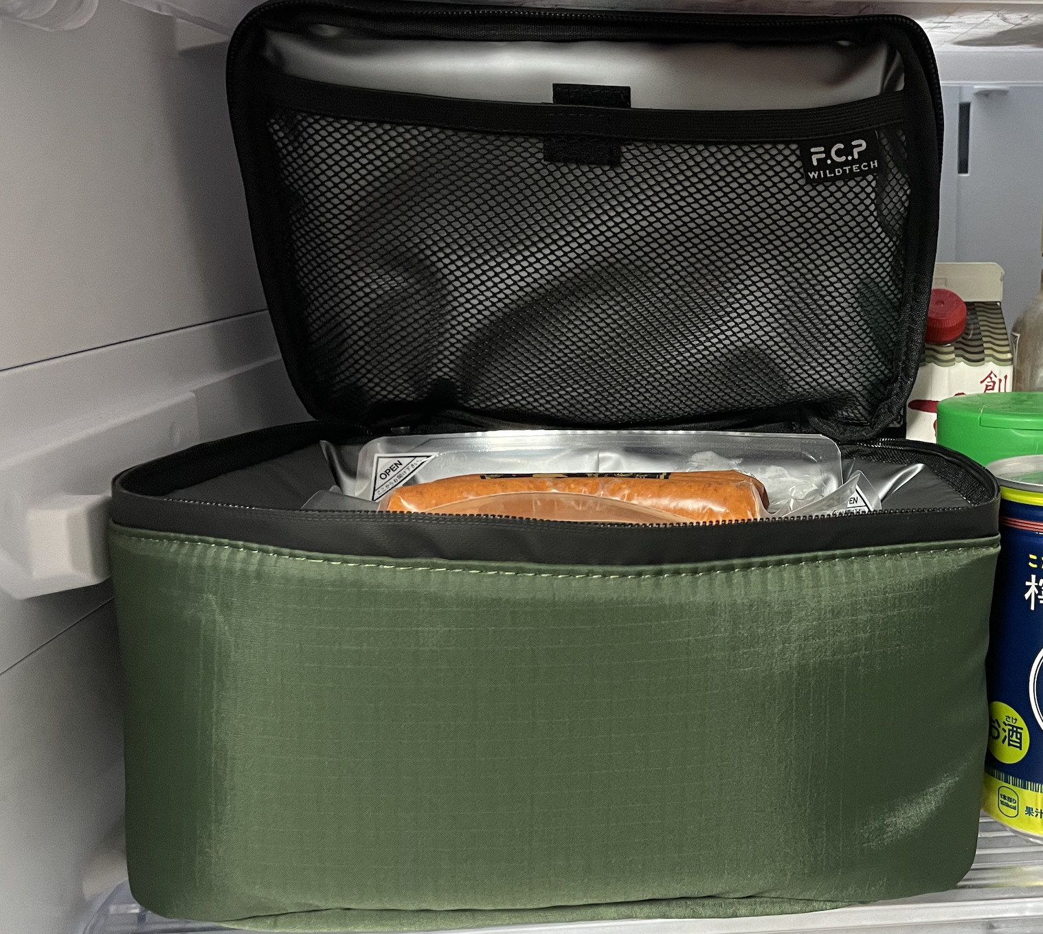 アイスを入れるワイルドテックのミニクーラーバッグを、冷蔵庫に入れて予冷。