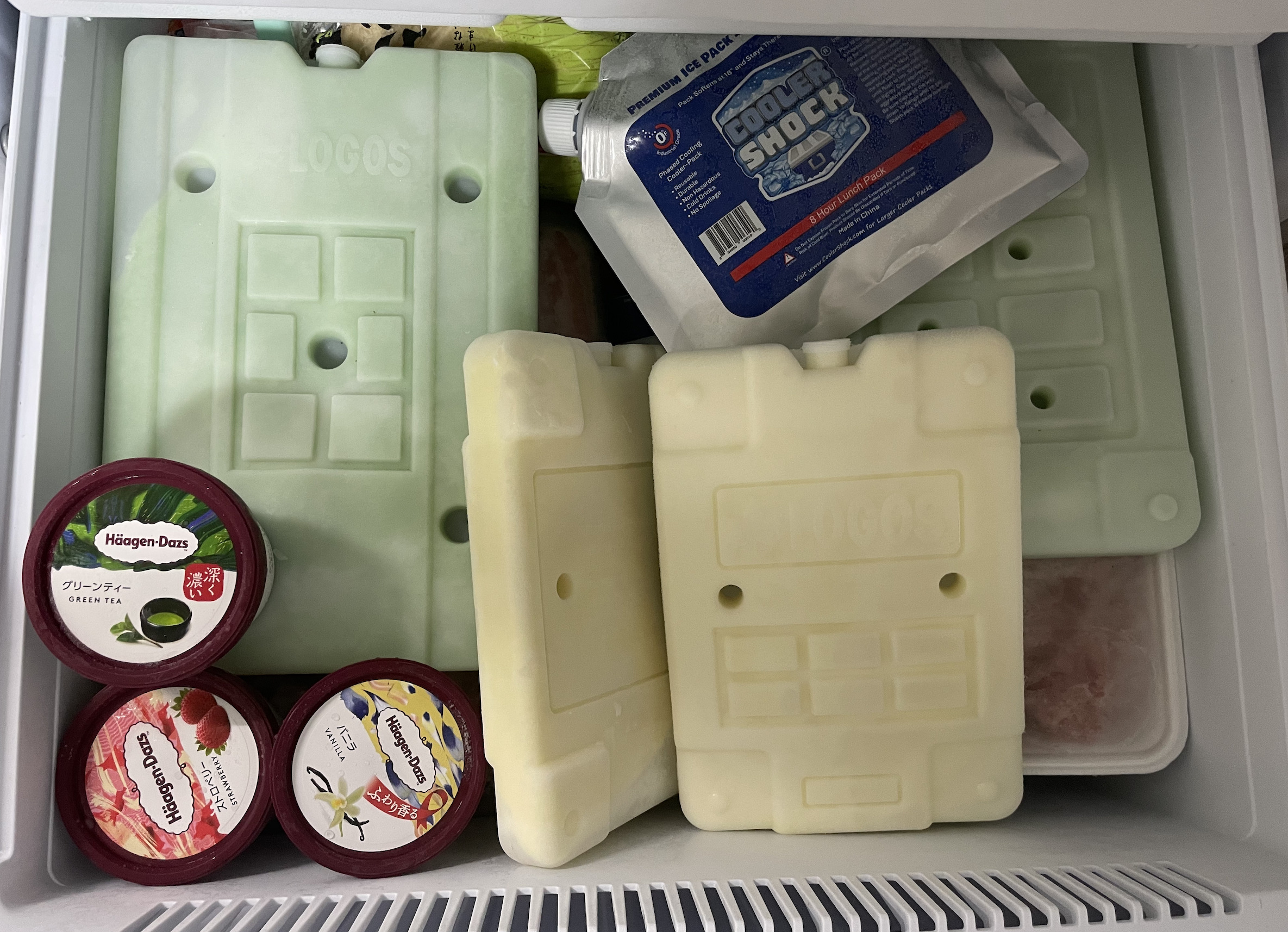 アイスと保冷剤は冷凍庫でキンキンに凍らせる