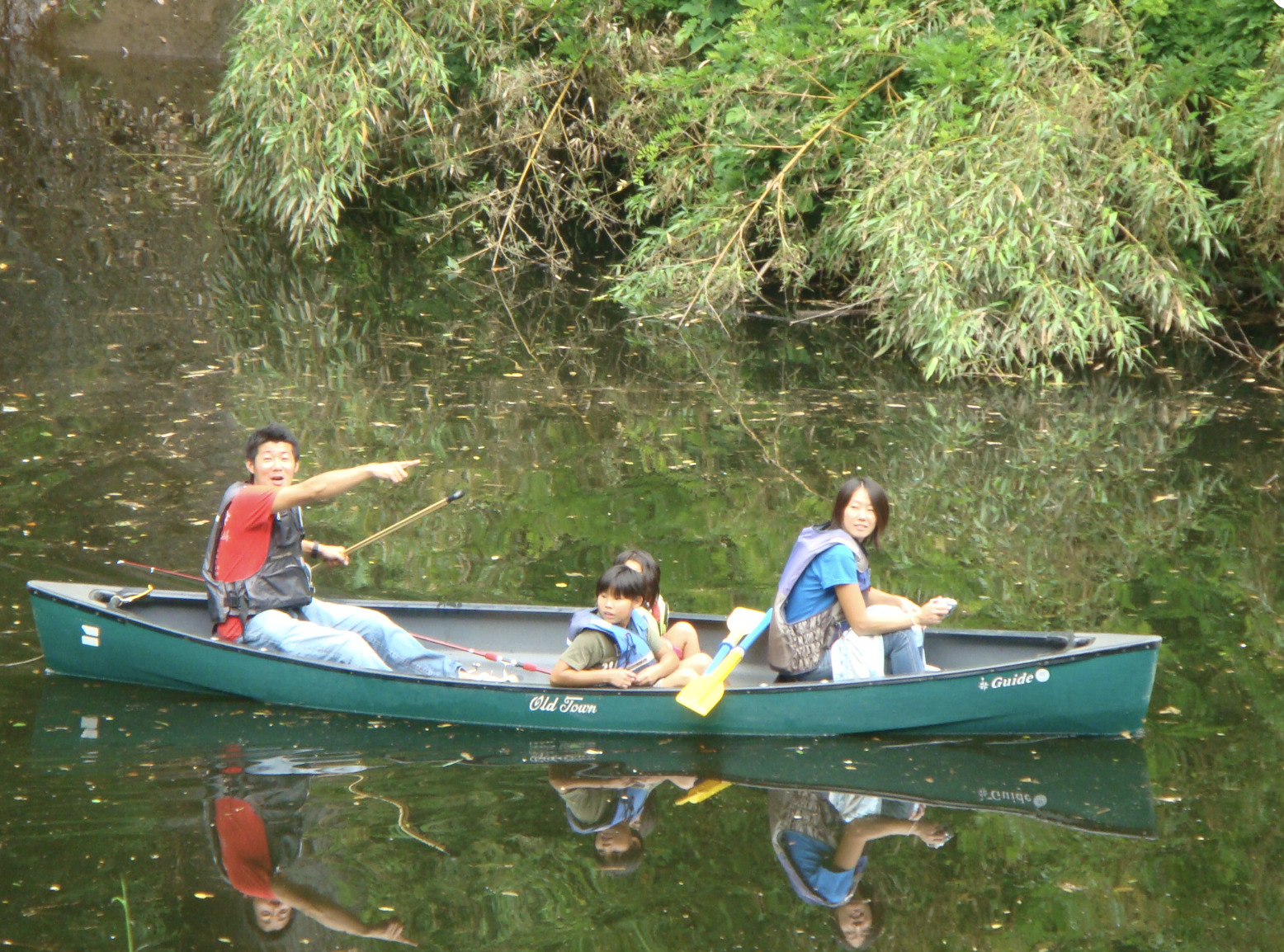 オートキャンプフルーツ村の場内を流れる川を使ってアウトドア体験ができる