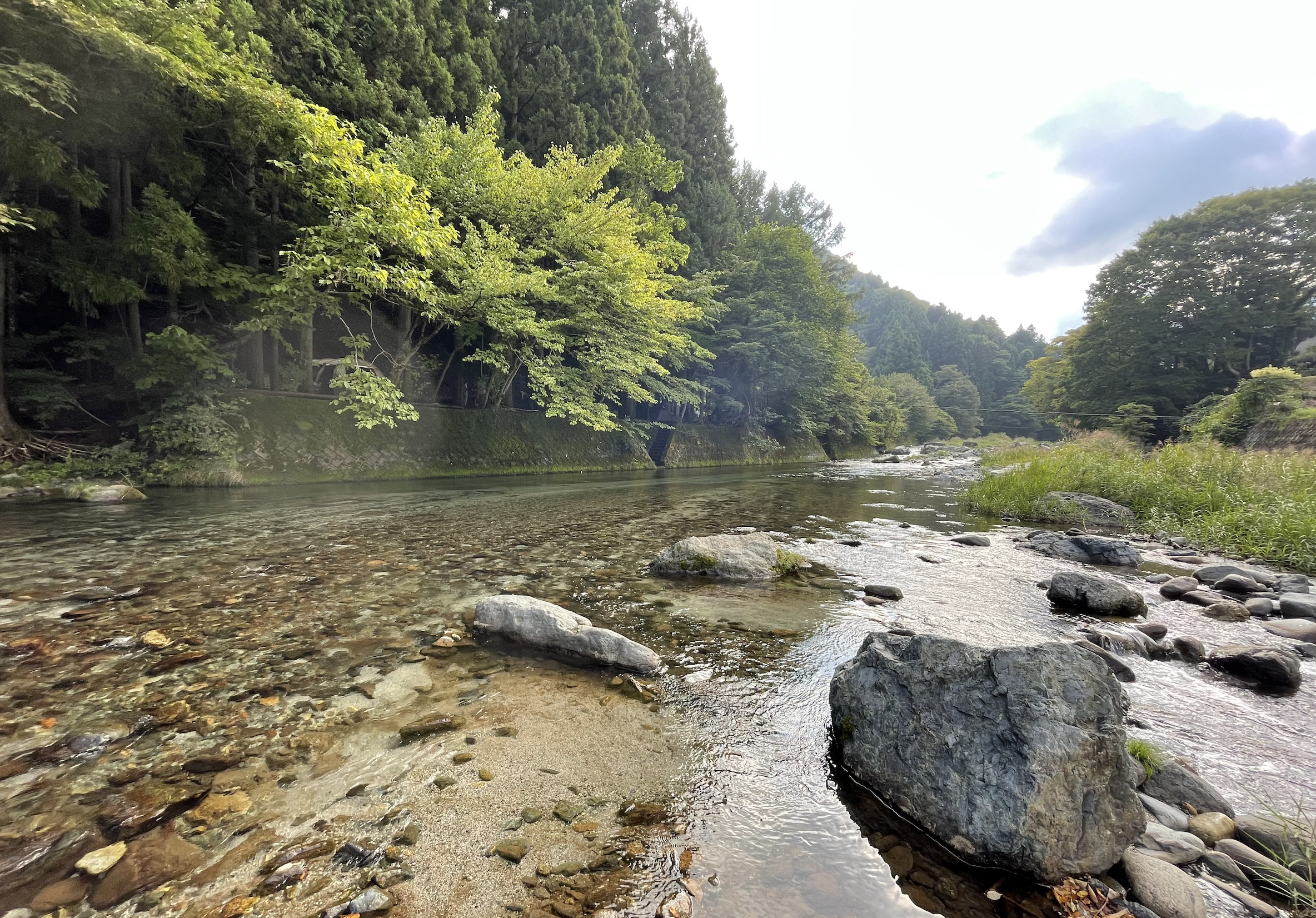 ウッズマンキャンプ場は道志川で川遊びや釣りが楽しめる