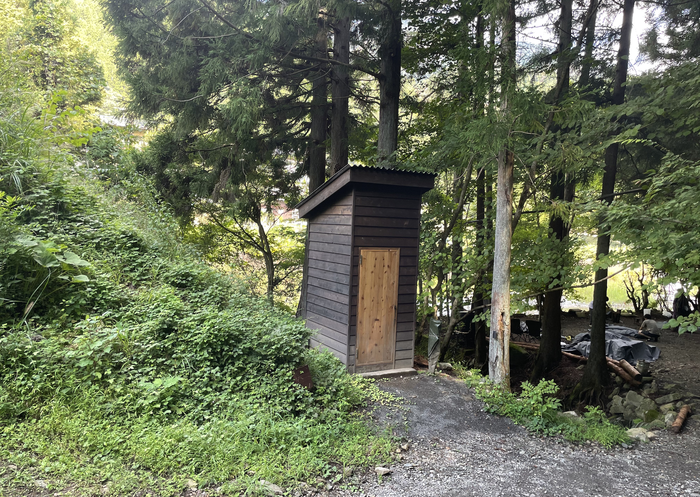 ウッズマンキャンプ場トイレ（森・川サイト）