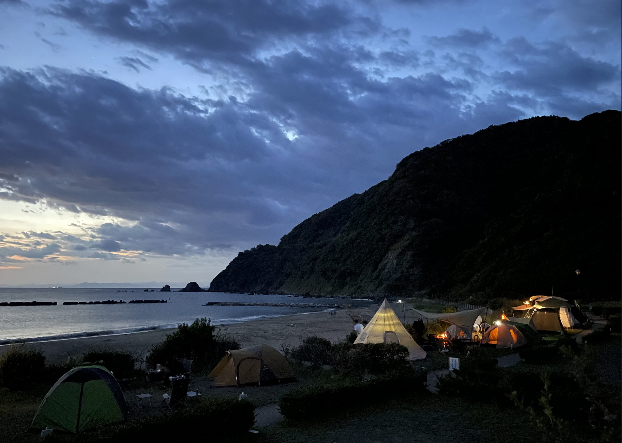 宇久須キャンプ場は時間によって変わる海の景色がとても素敵です。
