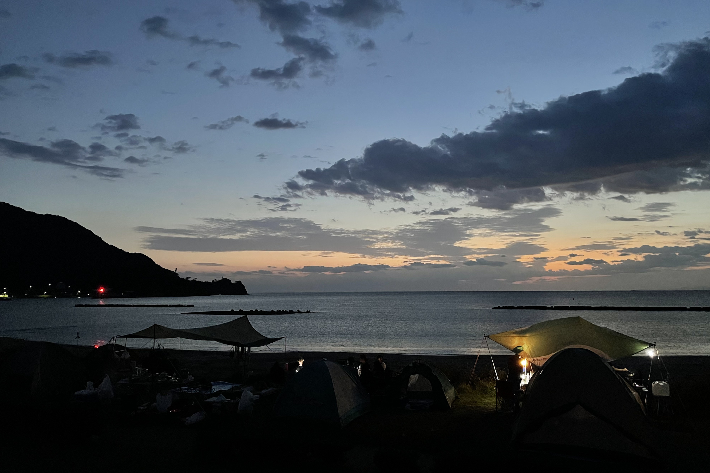 宇久須キャンプ場のキャンプサイトの目の前に沈む夕陽はとてもきれいでした。