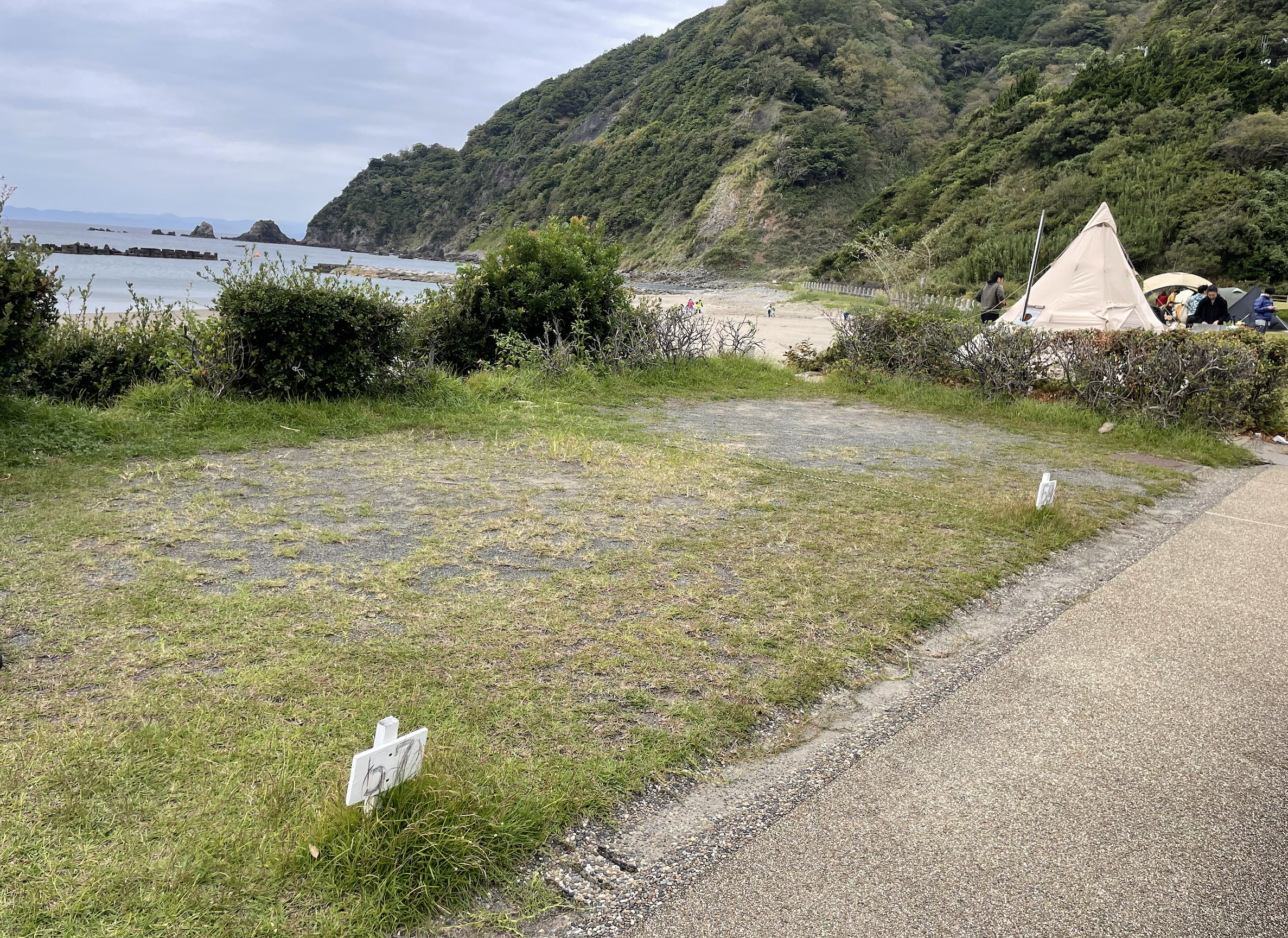 宇久須キャンプ場のキャンプサイトは一区画が小さい