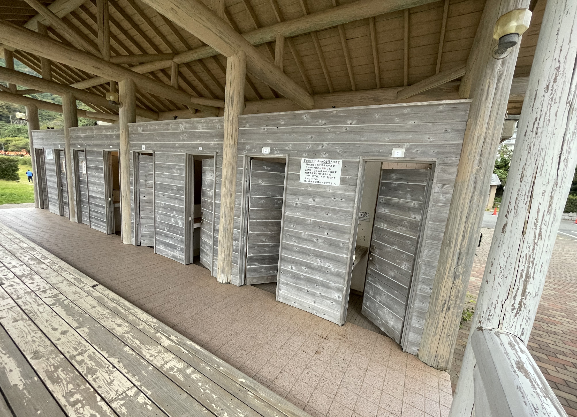 宇久須キャンプ場の更衣室　温水シャワー棟