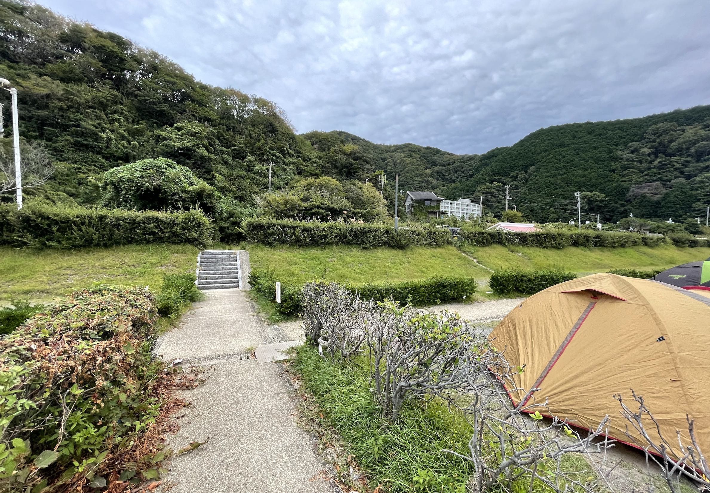 宇久須キャンプ場の駐車場から各キャンプサイトまでは階段を降りてすぐ