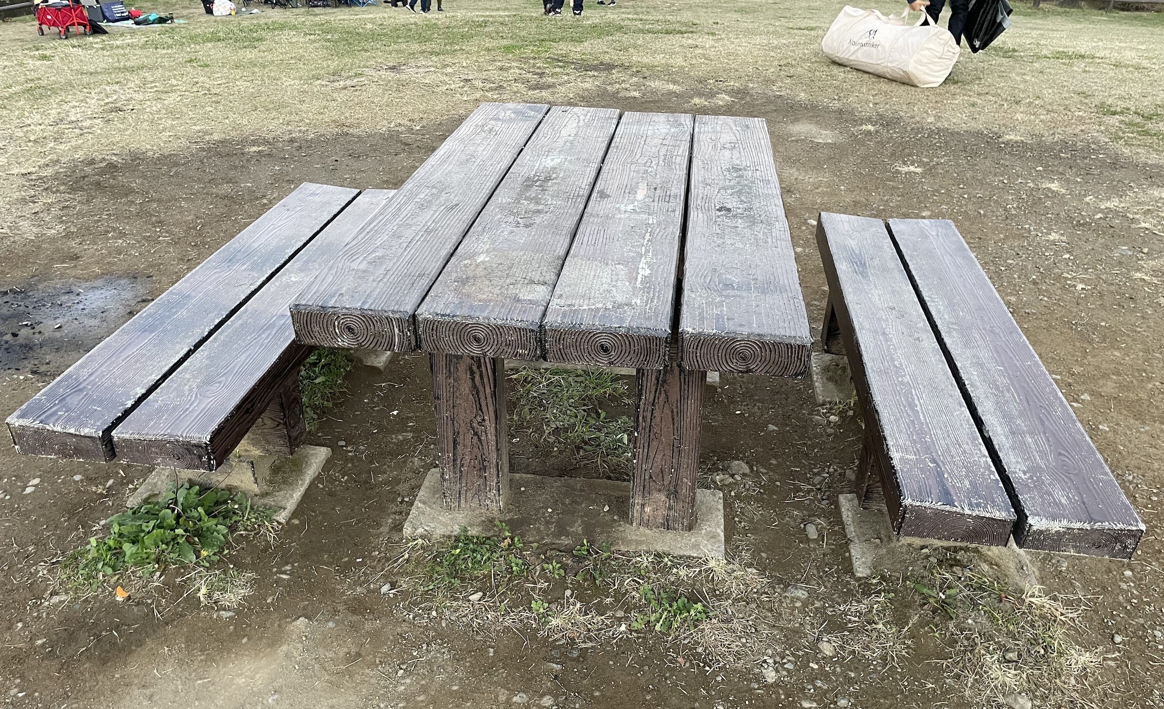 大泉さくら運動公園（野外炊事広場）のテーブル、ベンチ