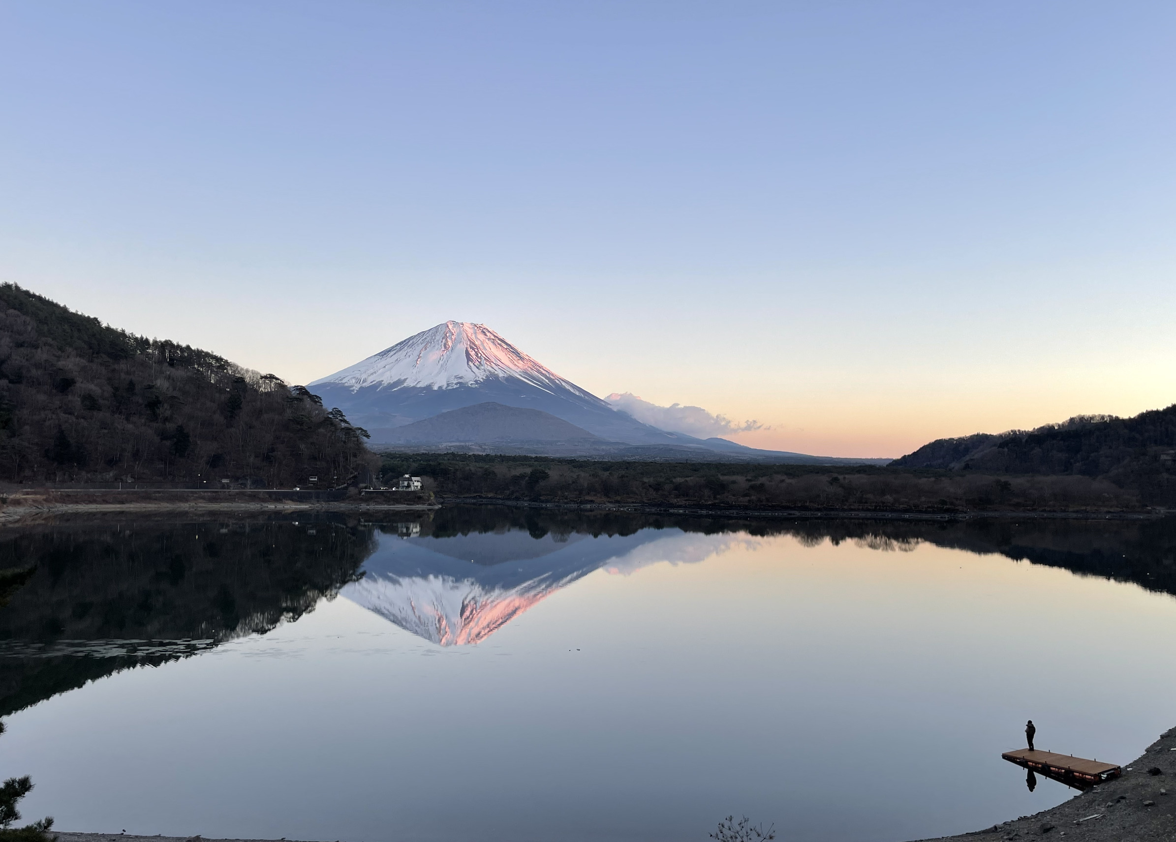 夕焼けに染まる富士山と、精進湖に映る逆さ富士