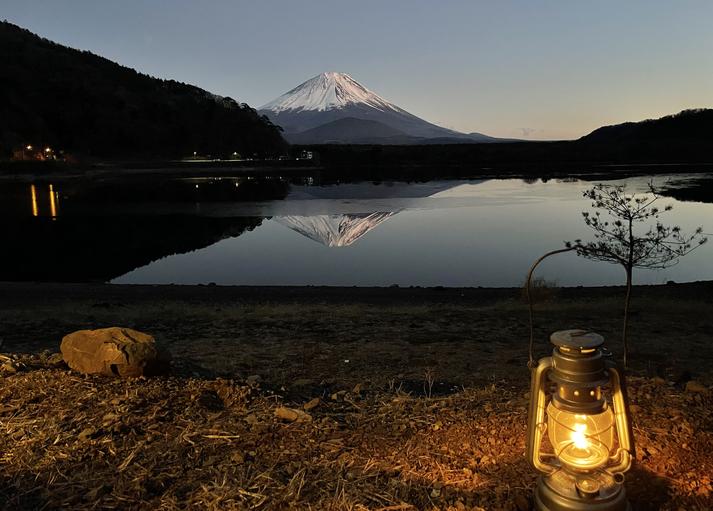 フュアーハンドランタンの灯りと富士山と精進湖