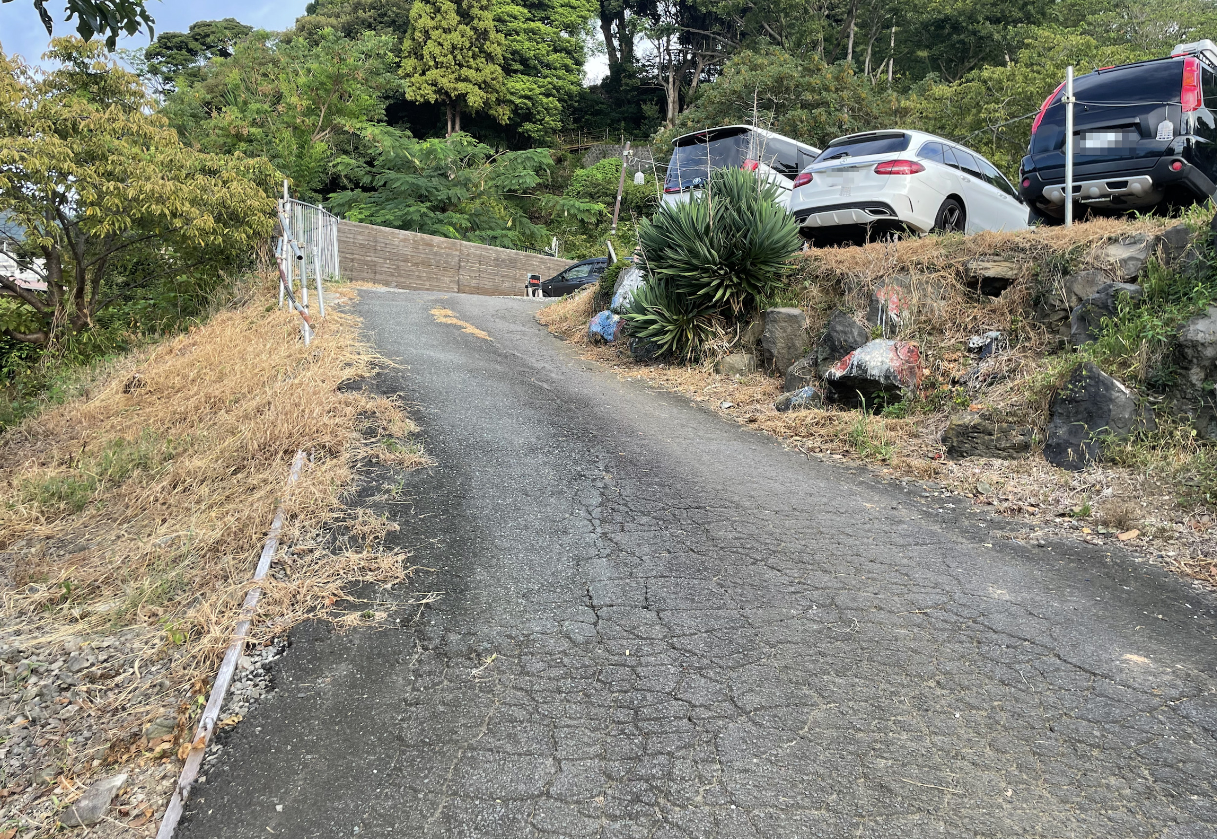 宇佐美城山公園キャンプ場の二の丸、三の丸駐車場付近の坂道